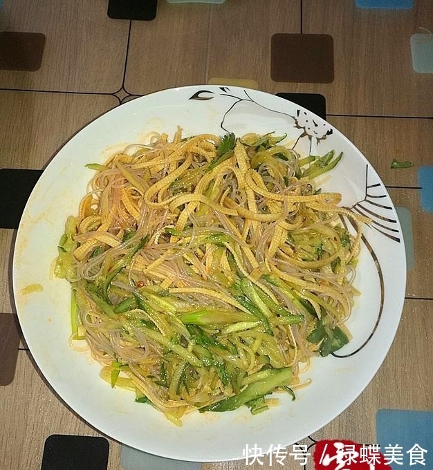 乡下|媳妇过生日,乡下老妈做了一桌子菜,却被嫌弃太寒酸