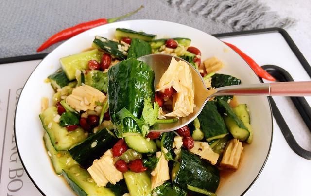  凉拌菜|夏天想要清凉解暑，凉拌菜必不可少！凉拌菠菜，味在嘴里爽到心里