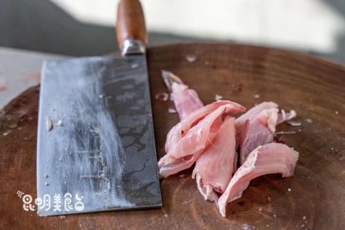 排队|昆明排队三十年老店,15张桌子,“镇店之宝”每天卖半吨