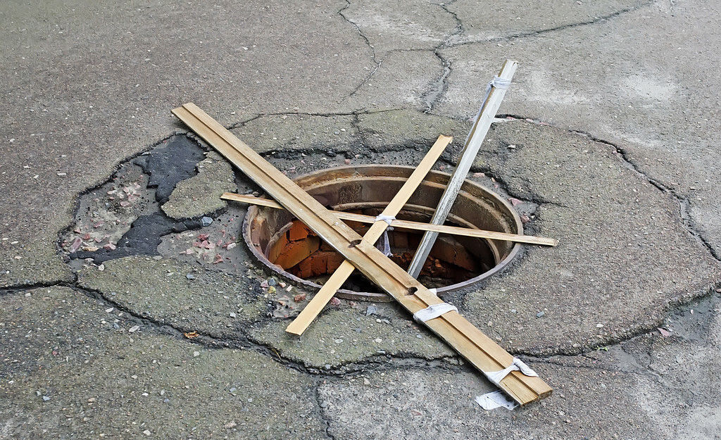 缺德|缺德！一男子偷18个井盖卖500元，危害公共安全获刑3年半