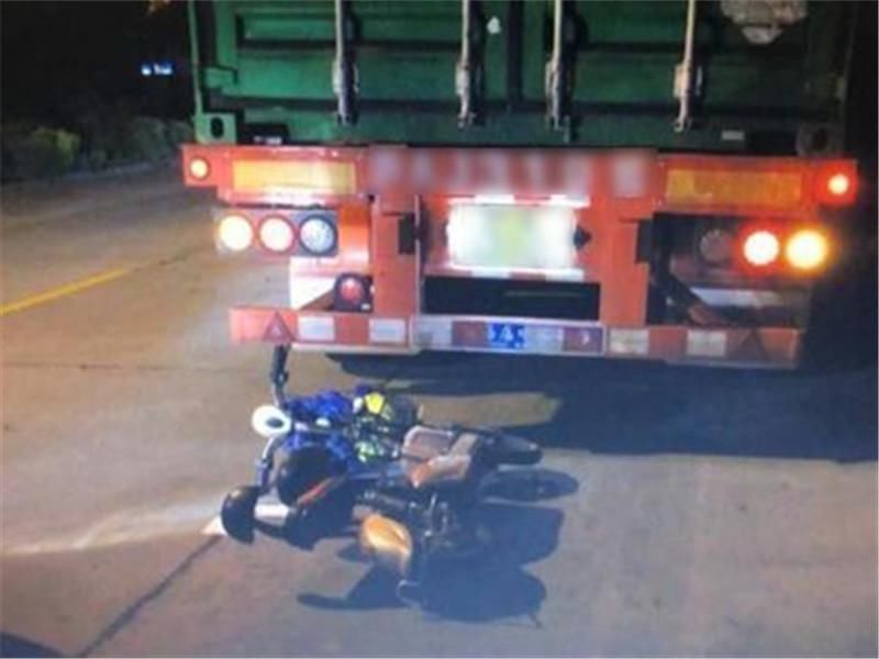  也应该|女子骑电动车撞掉5颗牙，玩手机怼上货车，不戴头盔自找苦头！