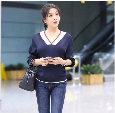  高级|江珊很有“贵妇”范，针织衫配牛仔裤看似简单，但却高级又时髦