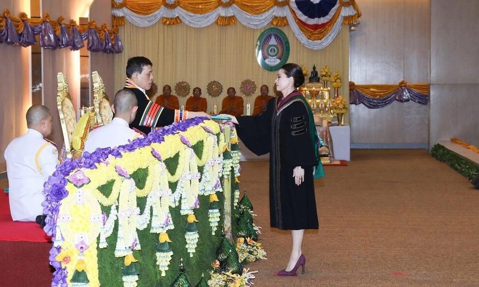 泰国|泰国国王有福气，王后和贵妃不再争风吃醋，齐心协力辅助他