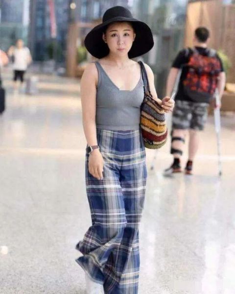  气质|李小萌穿露肩外套，一条白色薄纱裙充满了女神气质