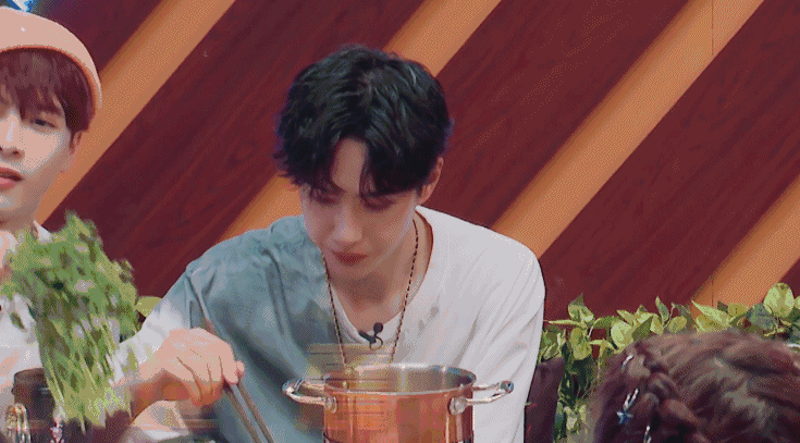  夹走|对香菜是真爱！王一博上演瞳孔地震，只因王嘉尔夹走他的香菜