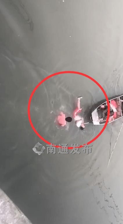  通启运河|一女子越过桥栏，跳河轻生……