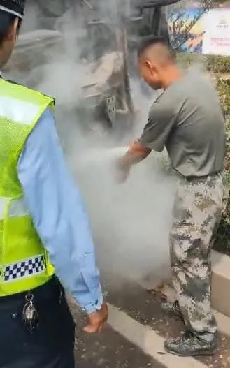  漏油|车辆侧翻，冒烟漏油，司机被压！又见飞奔而来的兵哥哥