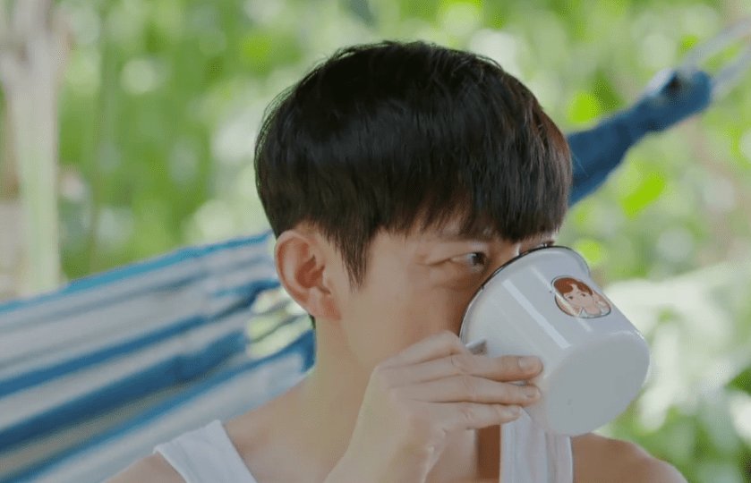  池塘|何炅带着张子枫去挖藕，池塘边出现的场景引热议：节目组好贴心