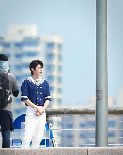  小姐姐|追星女孩太有正能量了！《奔跑吧》录制结束，蔡徐坤粉丝帮忙打扫