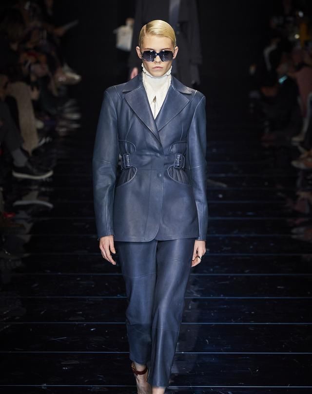  身姿|Sportmax展现女性妙曼身姿略带甜美感的剪裁与不对称美学打破刻板