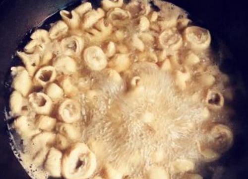  往锅中加|洗猪大肠时，有人用面粉，有人用盐？老师傅这样做，干净无异味