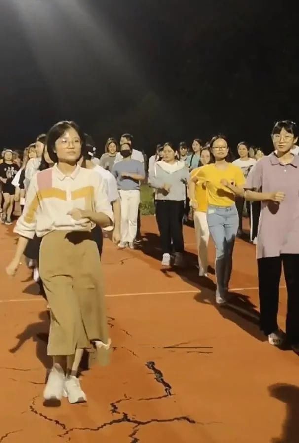 大学生|大学生组织跳广场舞又火了，现场异常劲爆！致我们的大学生活！