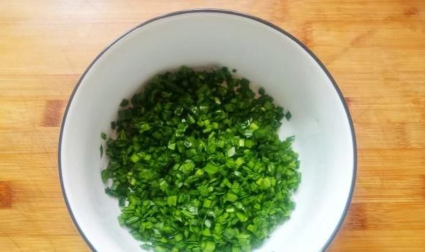  吃法|饺子皮新吃法，卷一卷煎3分钟，又脆又香，我家最近早餐离不开它