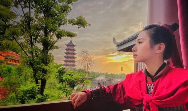  看得出来|2020CJ：玩国风这小姐姐是专业的！武装红妆样样精通，太飒了