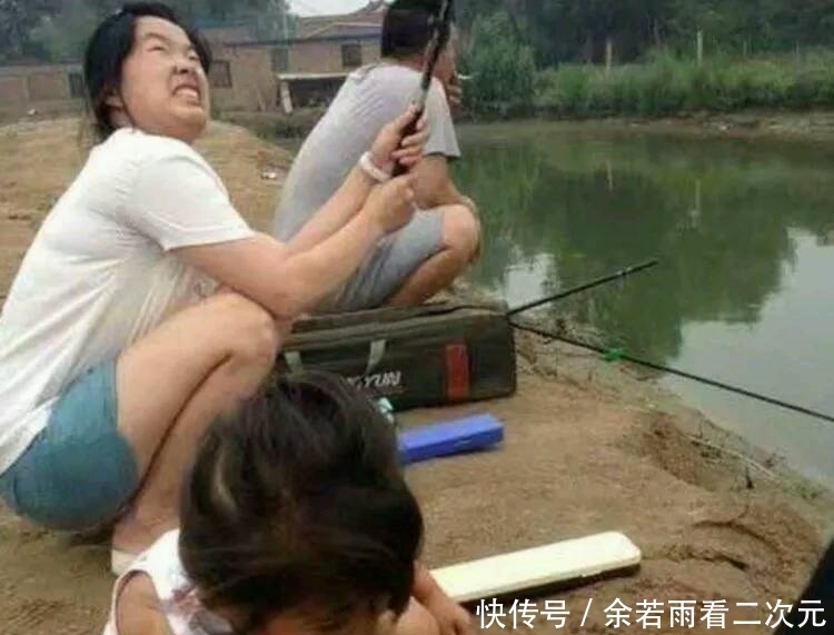 浑然不知|妹子,你自己太粗心了吧,短裤穿反了还浑然不知,尴尬啊