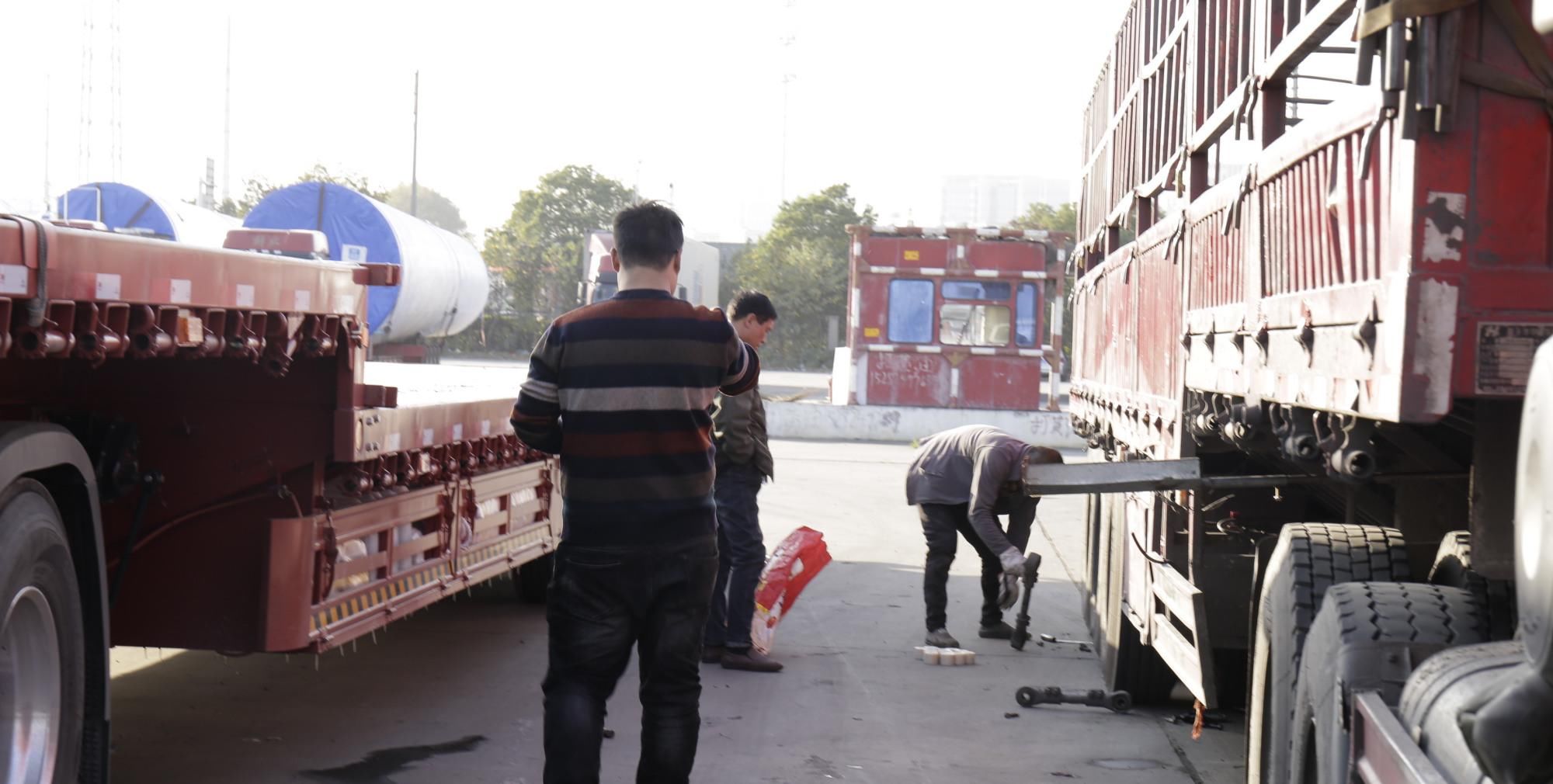  崩溃|卡车变“火车”，司机崩溃：车贷刚还清，50万损失如何扛！