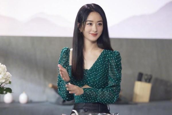  中餐厅|中餐厅赵丽颖吃饭扒拉菜，被批不礼貌？网友：这锅节目组剪辑背