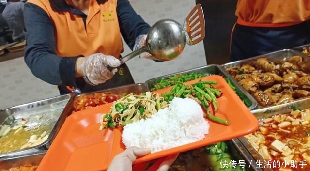 富士康|富士康员工为何宁愿在食堂排队,也不愿出去吃饭,原因都在食堂里