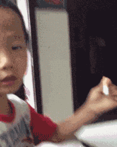 好奇|搞笑GIF动图:姑娘我很好奇, 那个尾巴是怎么出来的?