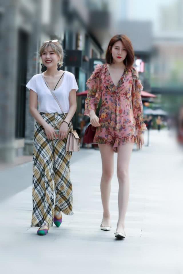  时尚|街拍：面带微笑的美女，长裤搭配休闲开衫，让你轻松展示魅力身姿