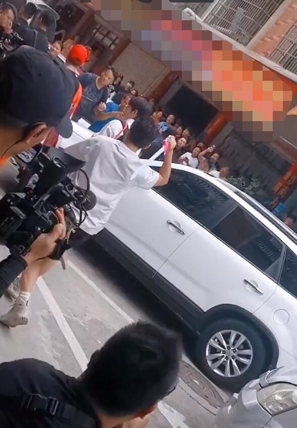  陈赫|陈赫背编织袋录节目，邓超搂着鹿晗好甜，滤镜下鹿晗美成小仙女