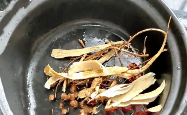  靠边站|入秋后，鸡肉鱼肉靠边站，多吃此肉，简单一做，脱骨入味，特好吃