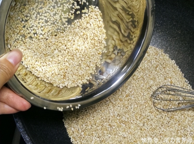 芝麻酱和芝麻粉哪个补钙好(芝麻油、芝麻渣哪个更健康？常吃芝麻补钙？告诉你废物利用的办法)
