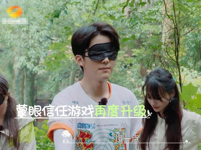  萌娃之间|萌娃带路郑爽差点崴脚，脱口而出的话引关注，有无爱心很明显