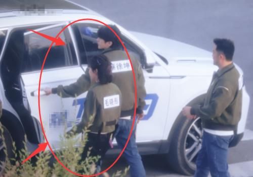  最新路透|《奔跑吧》新路透，当蔡徐坤和女嘉宾坐一辆车，看他下意识举动：真是习惯了