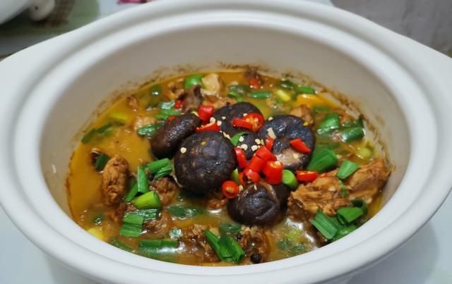  扔进|鸡块扔进砂锅焖，不放一滴水，50分钟后开盖，闻着味道就口水直流