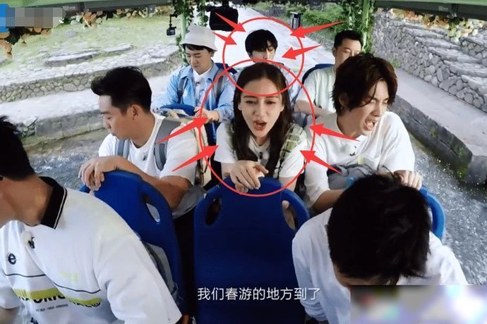  安排|跑男成员集体坐车过水桥，镜头拉近看清座位安排，谁更受宠很明显