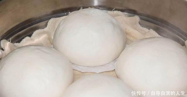 松软|卖馒头的大爷说漏嘴, 蒸馒头时加点“它”, 蒸出的馒头香甜松软
