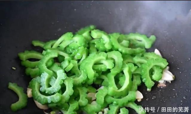 翠绿|炒苦瓜时,掌握3个技巧,保证苦瓜颜色翠绿,清淡美味,还不苦