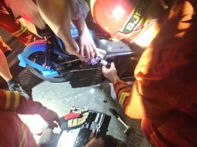 出事|昨晚,灵溪一女子骑共享单车出事了……