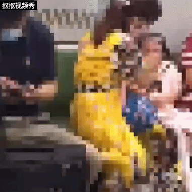 孙女|地铁里不戴口罩，奶奶连扇孙女3耳光！网友热议：太狠了vs扇得对