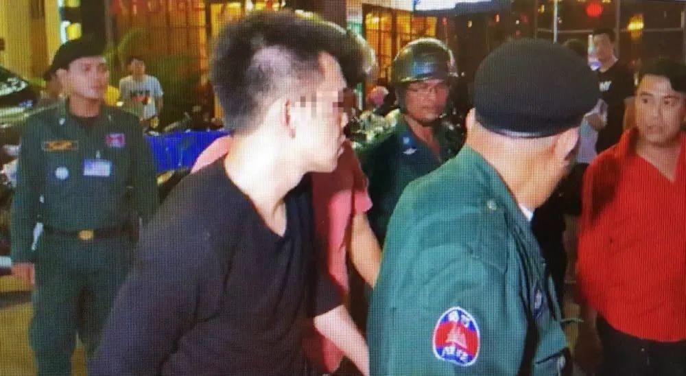 餐厅|金边:中籍男子疑似毒瘾发作,被当做盗贼,遭殴打