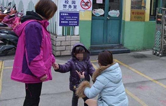 套路|人贩子又有“新套路”,家长带娃时遇见这3种人,能避开就避开