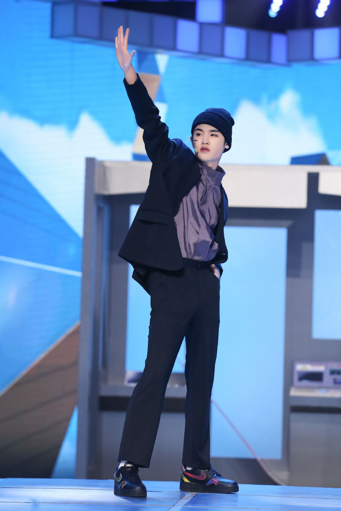  新闻|「Justin」「新闻」200829 Justin《快本》剧照来咯 今晚跟着昊哥high起来