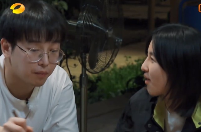 妹妹|张子枫伸手夹菜时,谁注意彭昱畅默默做了啥有女朋友就是不一样