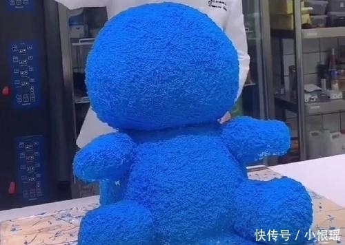 做出来|小伙用蛋糕做蓝胖子,过程看着就不想吃,成品后却不舍得吃