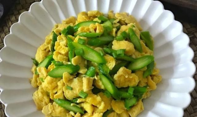  芦笋炒鸡蛋|胖人晚餐要多食此菜，每天炒一盘，排出毒素，体重嗖嗖降下来