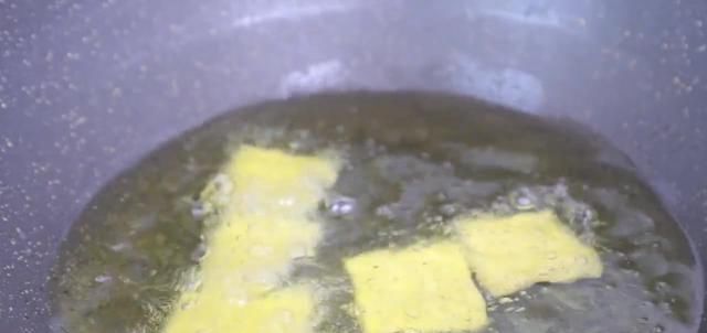  嘎嘣脆|玉米面锅巴这样做，咬一口嘎嘣脆，非常的好吃，做法特别的简单！