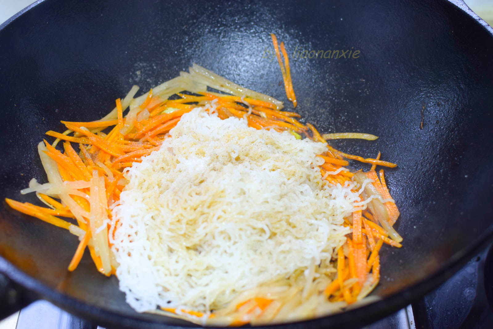  炒有|夏季早餐我从不出去吃，鸡蛋加米粉，简单一炒有饭也有菜