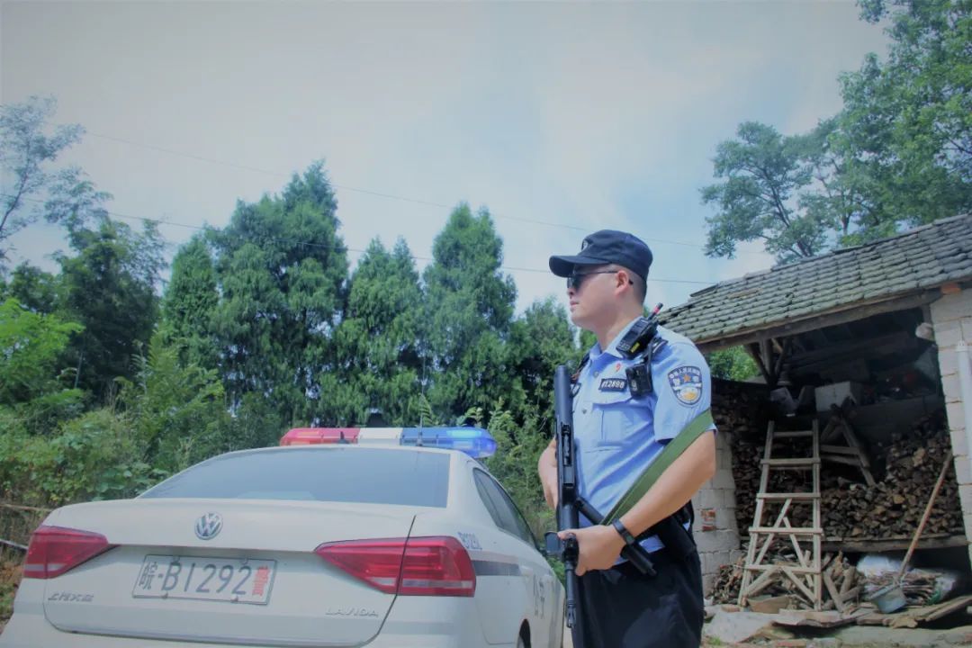  押解|南陵警方押解2020.6.10专案主要犯罪嫌疑人公开指认现场