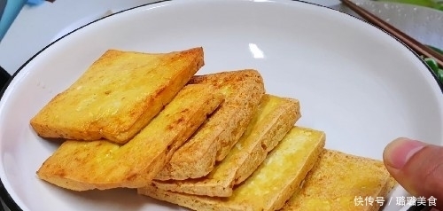  豆腐|煎豆腐时，记得不能直接下油锅，多加一步，不破皮不粘锅，超鲜嫩
