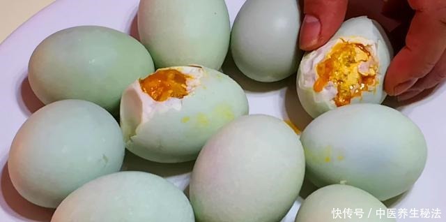 腌法|春天腌咸鸭蛋,别用盐水泡了,教你快速腌法,时间短油还多,真香