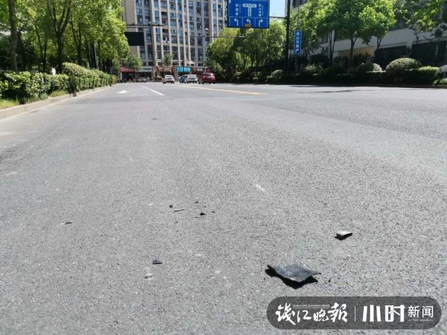  目击者|杭州火车东站附近两辆小轿车相撞，目击者：路口设有红绿灯，但今天没有开启