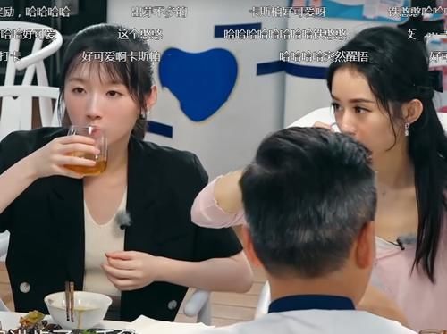  赵丽颖|黄晓明偷偷给赵丽颖夹鸡腿，谁注意颖宝当下反应？难怪冯绍峰不疑心