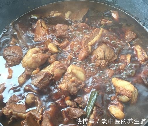 锅中加入|炖牛肉时,好久都煮不烂只要锅里“加味料”,牛肉软烂味道香