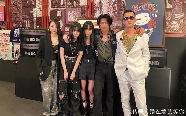  超越妹妹|看过五条人的穿搭后发现，原来人字拖才是全场最佳MVP